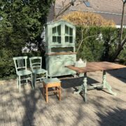 Set für Esszimmer / Wohnzimmer / Küche): Buffet, Tisch, 2 Stühle, Hocker Set für Esszimmer / Wohnzimmer / Küche): Buffet, Tisch, 2 Stühle, Hocker