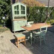 Set für Esszimmer / Wohnzimmer / Küche): Buffet, Tisch, 2 Stühle, Hocker Set für Esszimmer / Wohnzimmer / Küche): Buffet, Tisch, 2 Stühle, Hocker